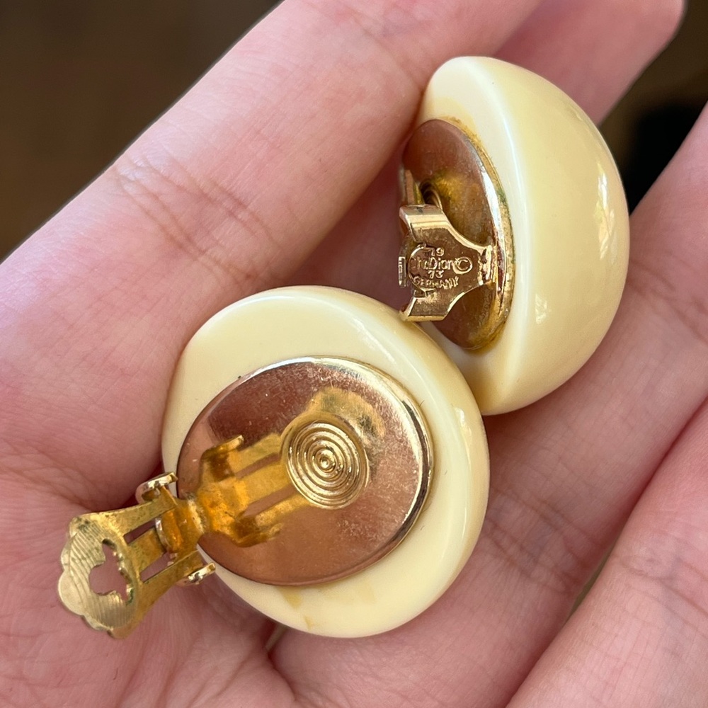 Vintage Christian Dior 1973 Round Cream Yellow Pour Glass Cabochon Clip Earrings - Picture 7 of 7